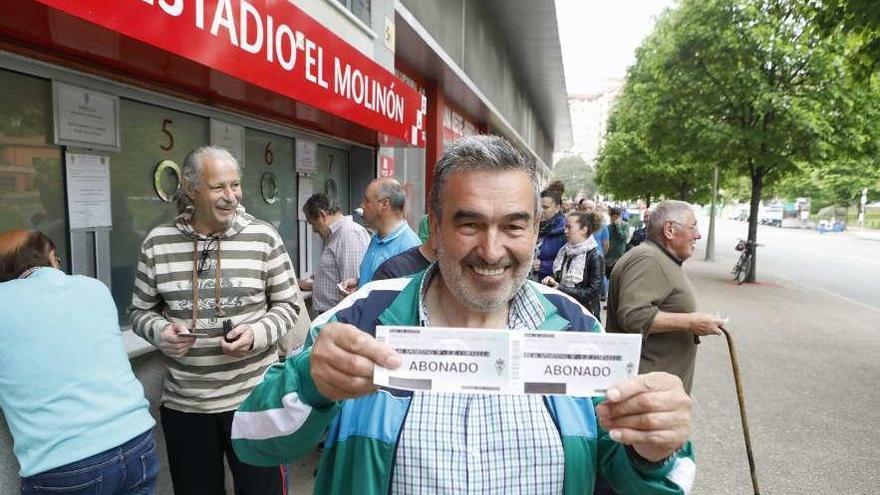 Fernando Antuña muestra las entradas de abonado sacadas en taquilla para el duelo del Sporting B.