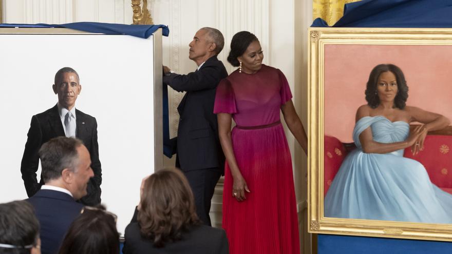 Obama en revelar el seu retrat oficial a la Casa Blanca: «No ha volgut amagar cap dels meus cabells blancs»