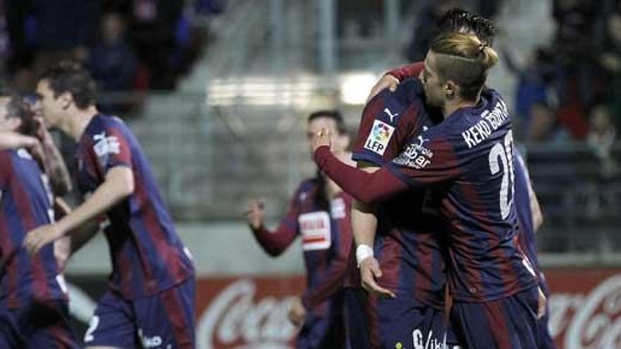 Los futbolistas del Eibar celebran uno de los goles.