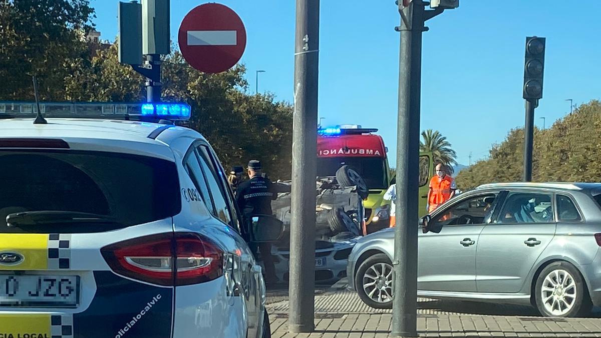 Un coche de alta gama vuelca en la ronda norte de València tras un accidente de tráfico.