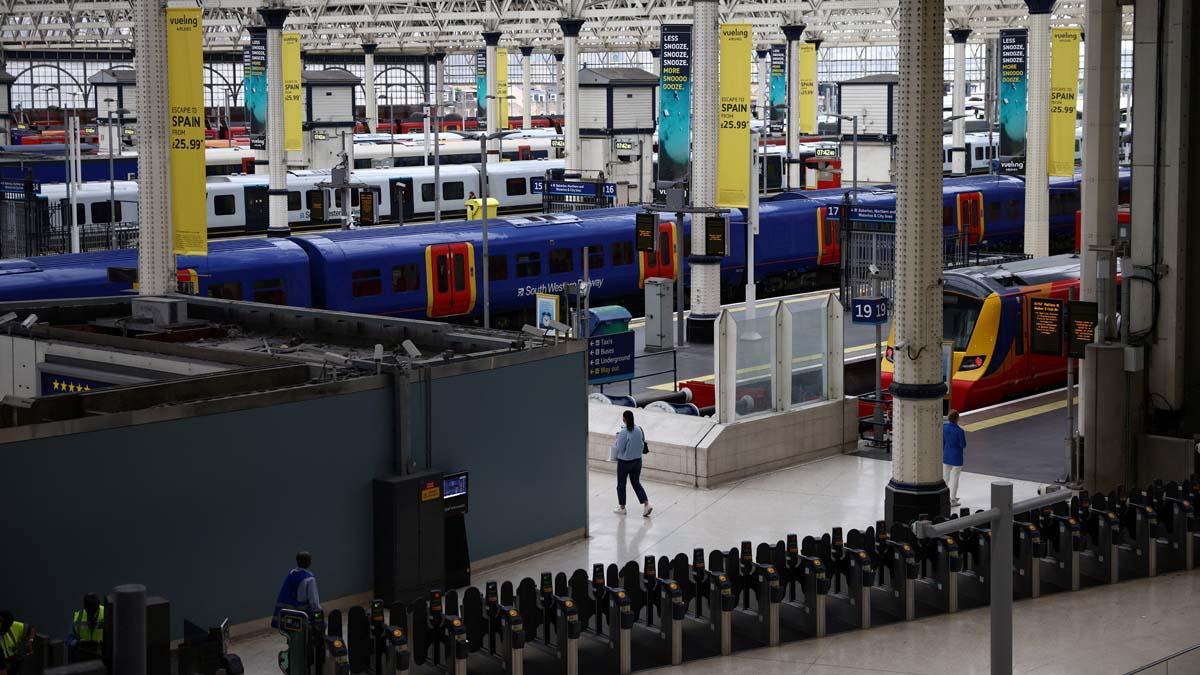 Un viajero camina por la estación de Waterloo, en el tercer día de huelgas ferroviarias nacionales, en Londres, Gran Bretaña, el 23 de junio de 2022. REUTERS/Henry Nicholls