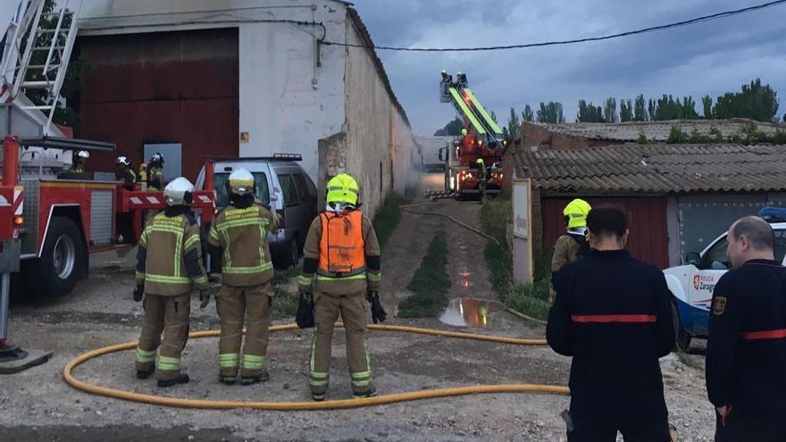 Arde una nave abandonada en Cuarte