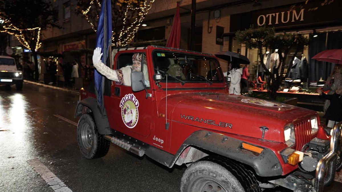 Los Reyes Magos recorrieron Ontinyent a bordo de Jeeps.