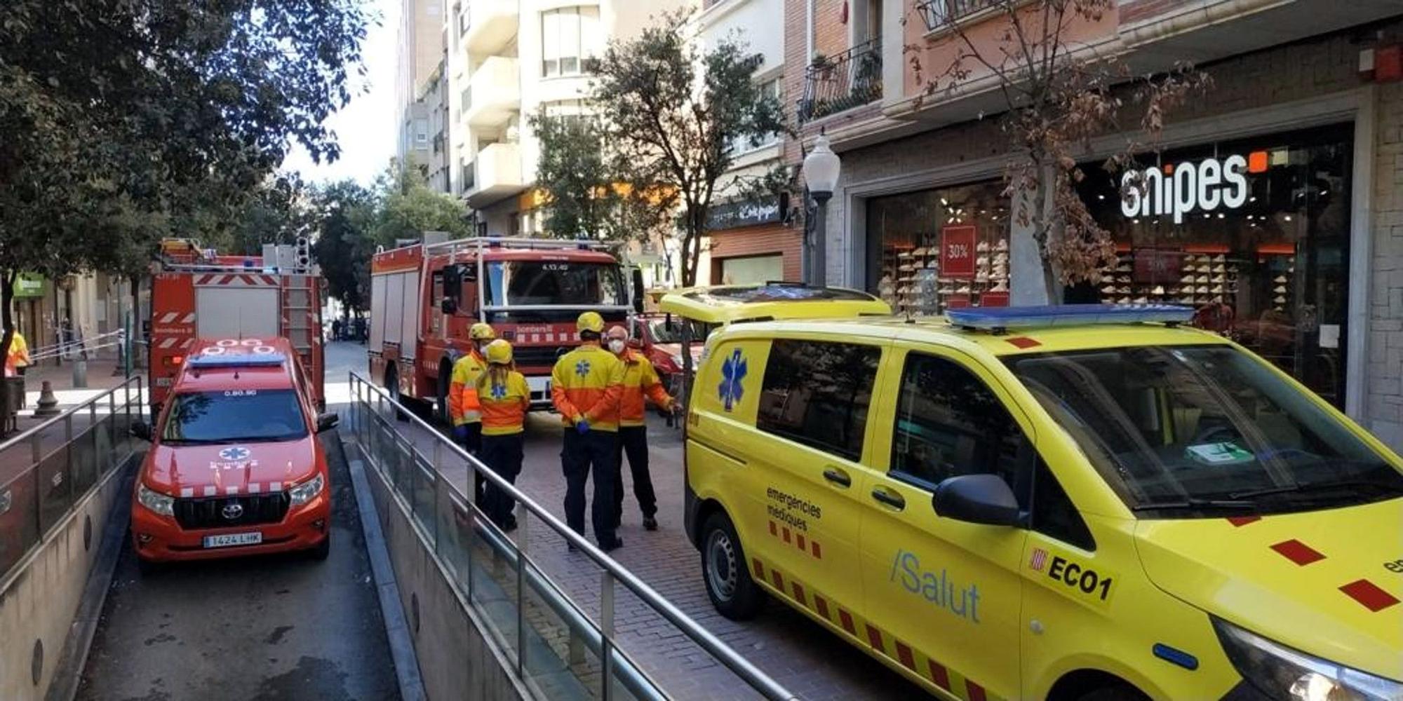 Efectivos de Bombers y una ambulancia del SEM en la zona de la explosión