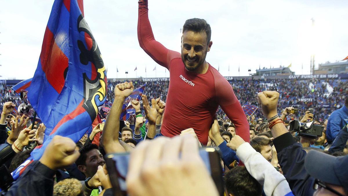 Pedro López, durante las celebraciones del último ascenso a Primera del Levante, en la temporada 2016-17.