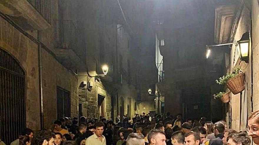 Imatge del carrer Castell de Solsona dissabte a al nit ple de gent