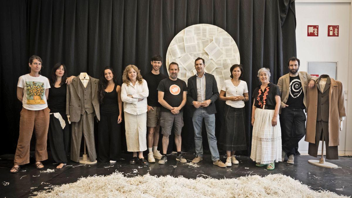 Na Cidade da Cultura nun intre da estadía técnica e artística no encontro con Jacobo Sutil (pola esqueda, sétimo).