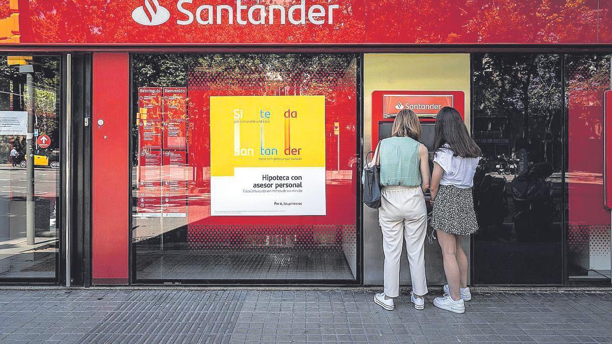 Dos mujeres en un cajero automático.