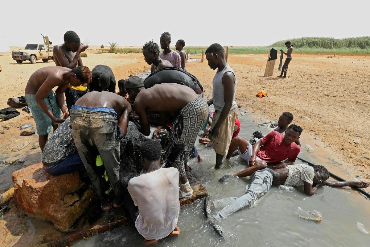 Migrantes africanos abandonados por las autoridades tunecinas en la frontera entre Libia y Túnez