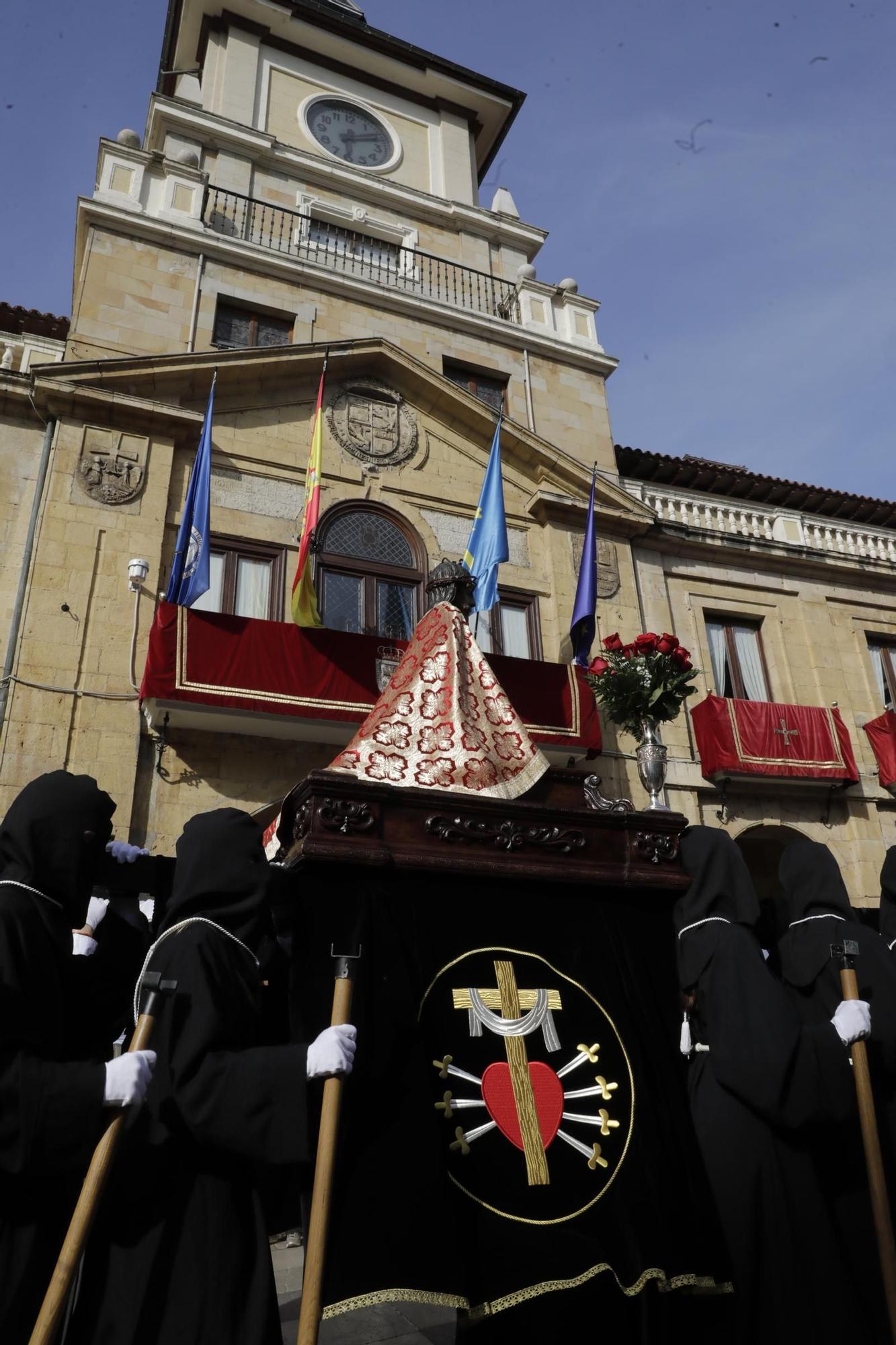 La procesión intergeneracional del Santo Entierro emociona Oviedo