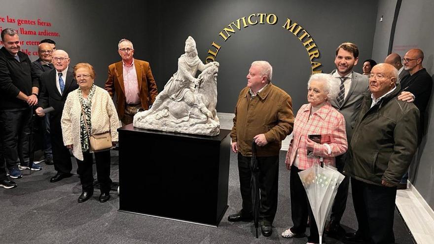 Primeros visitantes a la exposición.