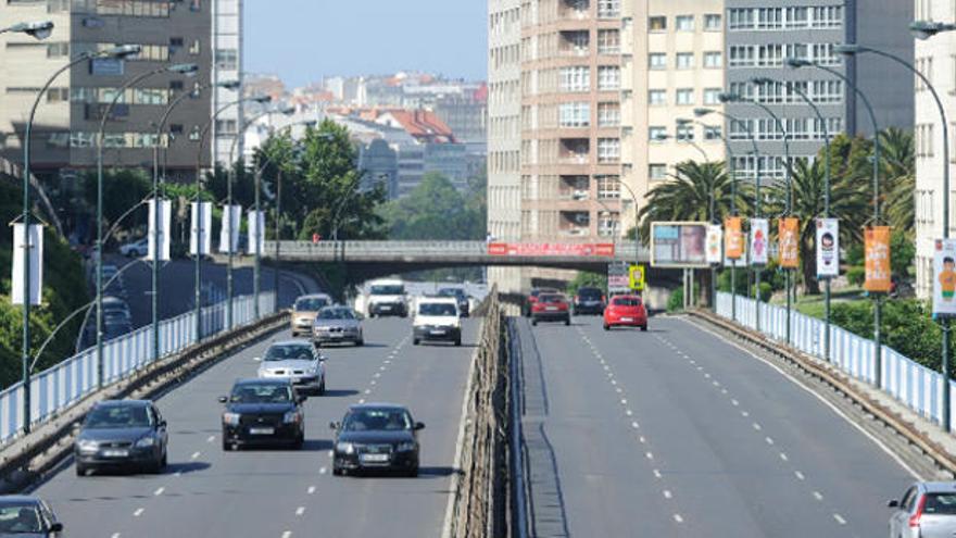 Parte del tramo urbano de 1,2km de la avenida de Alfonso Molina en el que se va a actuar. / Carlos Pardellas