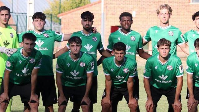 Formación del Zamora CF «B» en su visita al campo municipal «El Prado» de Coreses. | CANTERAZCF