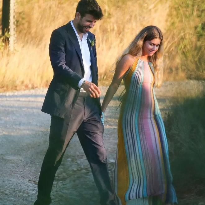 Clara Chía y Gerard Piqué acuden a una boda en verano