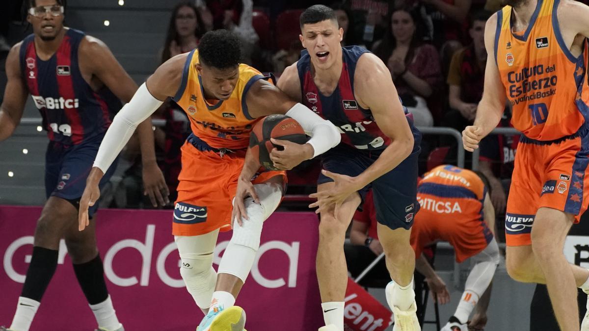 Jasiel Rivero y Fontecchio, en pugna por un balón en el Baskonia - Valencia Basket