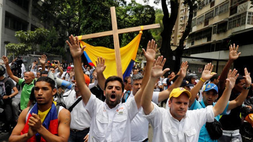 Marcha en silencio en Caracas por los muertos en las protestas contra Maduro