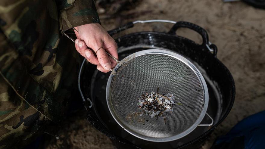 Dos compañías alicantinas reciclarán los pellets plásticos de Galicia para convertirlos en perchas