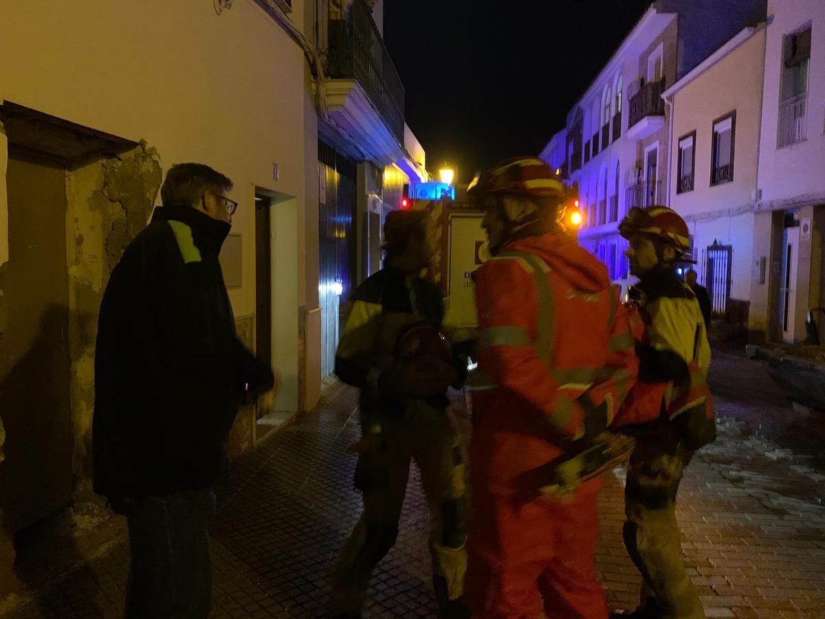 Los bomberos acuden a la caída de una cubierta de chapa.