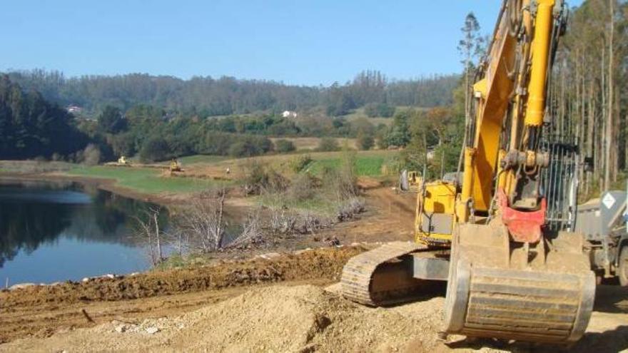 Obras, estos días, en el embalse de Beche. / la opinión