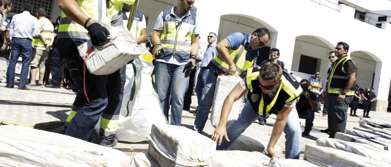 Los agentes descargan en el Puerto de Cádiz las 3 toneladas incautadas en el mercante. // V. López