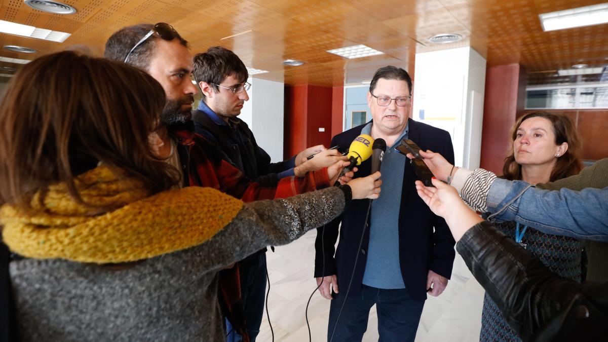 El jefe de Interna, con la gerente del Área de Salud, Carmen Santos, en los primeros compases de la pandemia.