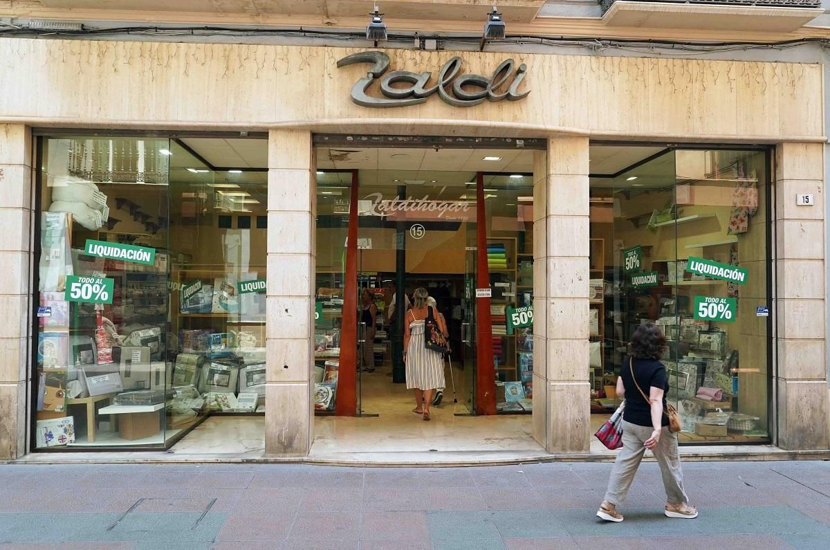 Otra imagen del comercio Zaldi Hogar con los anuncios de descuentos en sus escaparates.