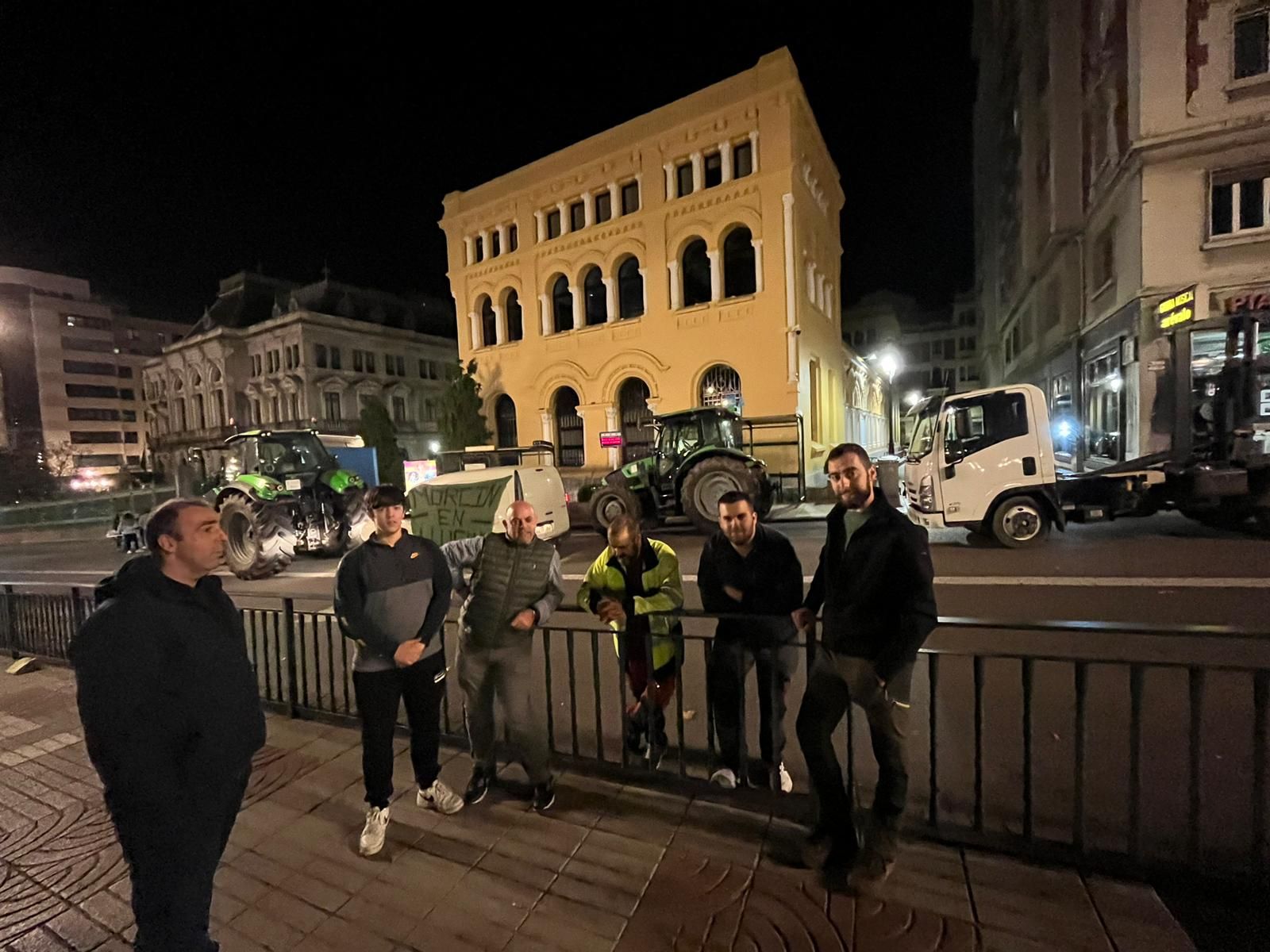 Así pasan la noche los ganaderos de protesta en la calle Uría de Oviedo