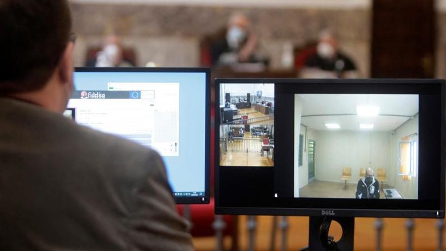 El procesado sigue el juicio por videoconferencia desde la cárcel.  | // L.O.