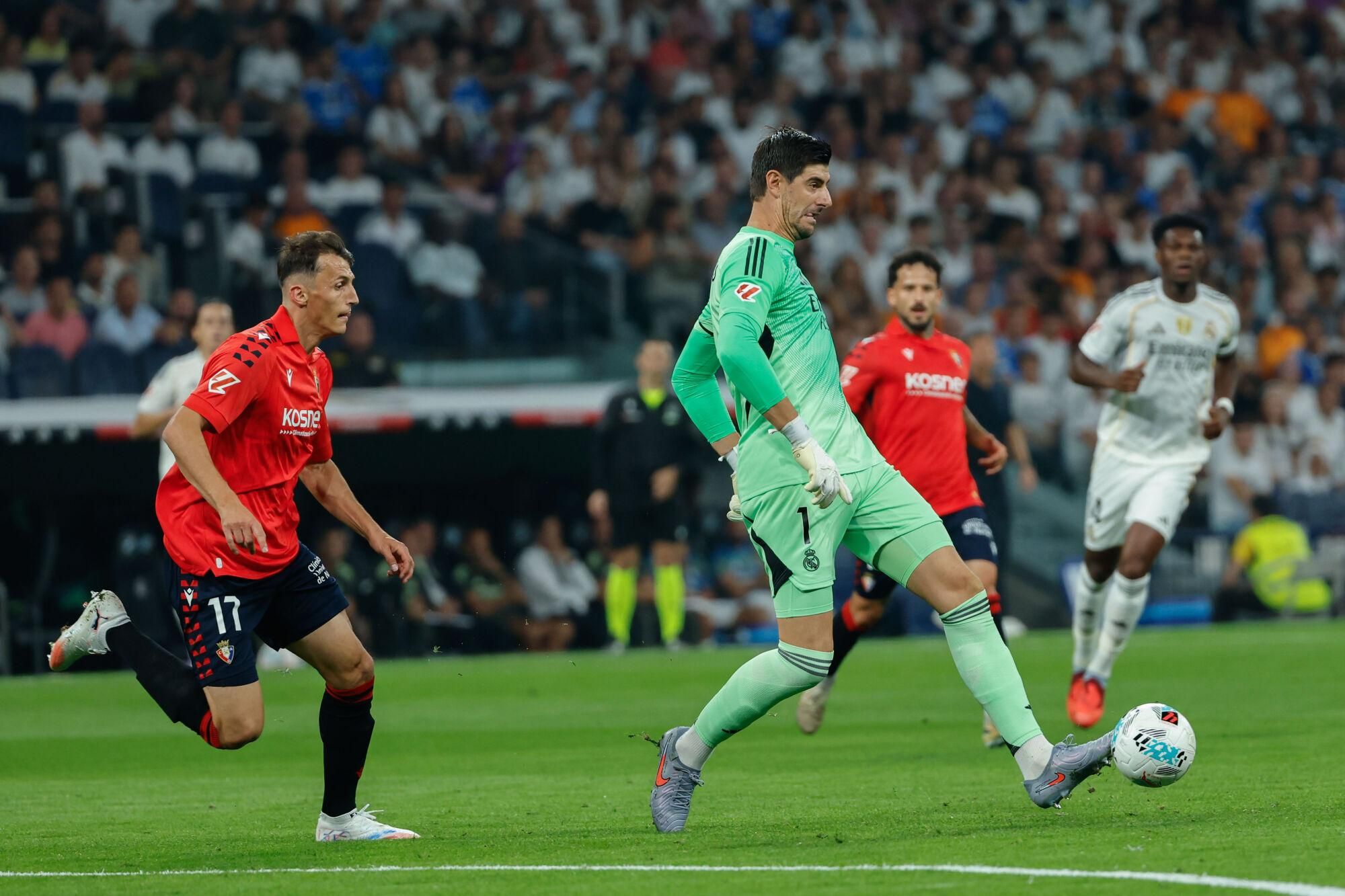 MADRID, 19/08/2025.- El portero belga del Real Madrid, Thibaut Courtois (c), controla el balón durante el partido de la primera jornada de LaLiga que Real Madrid y Atlético Osasuna disputan hoy martes en el estadio Santiago Bernabéu. EFE/Mariscal