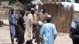 Personas trasladan a las víctimas de un atentado yihadista en Nigeria.