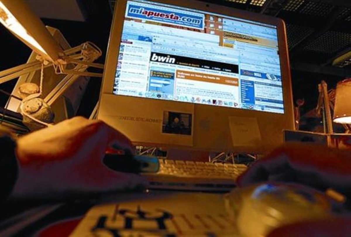 Imatge d’un consumidor jugant ’on line’. Imatge d’un consumidor jugant ’on line’.