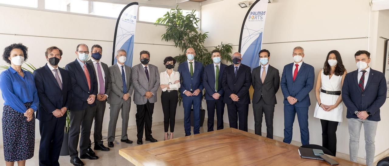 Foto de familia de la reunión de los representantes de Navantia y Pymar con la Autoridad Portuaria de Las Palmas y el tejido empresarial de La Luz.