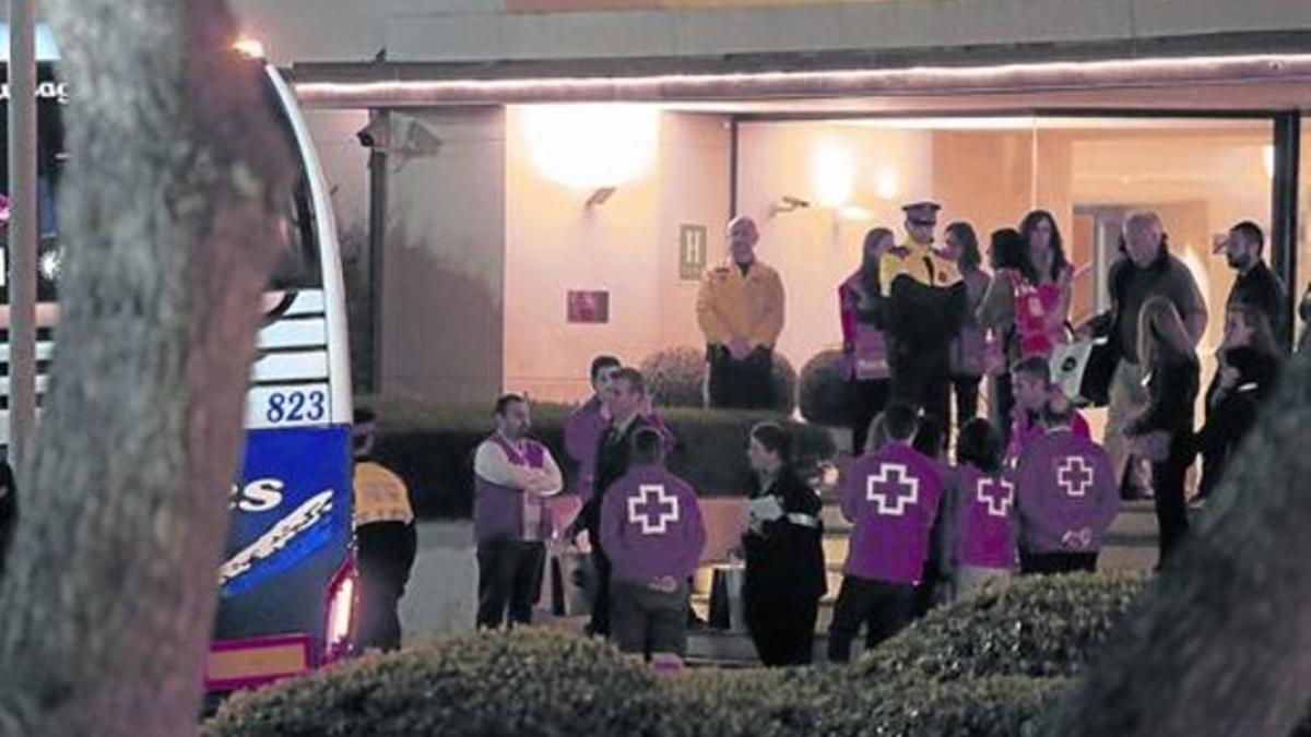 Familiares y personal de ayuda suben al autocar para desplazarse a Francia, anoche, en la puerta del Hotel Rey Don Jaime de Castelldefels.