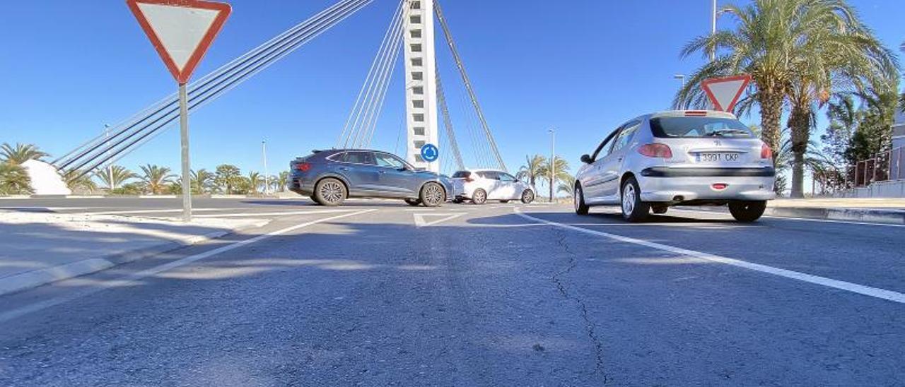 El puente del Bimil·lenari de Elche, donde se acometerá una reforma y se incorporará balizamiento nuevo. | ANTONIO AMORÓS