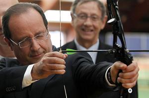 El president francès, François Hollande, practica amb l’arc durant la seva visita a l’Institut Nacional Físic i d’Educació (INESEP) a París, abans dels Jocs.