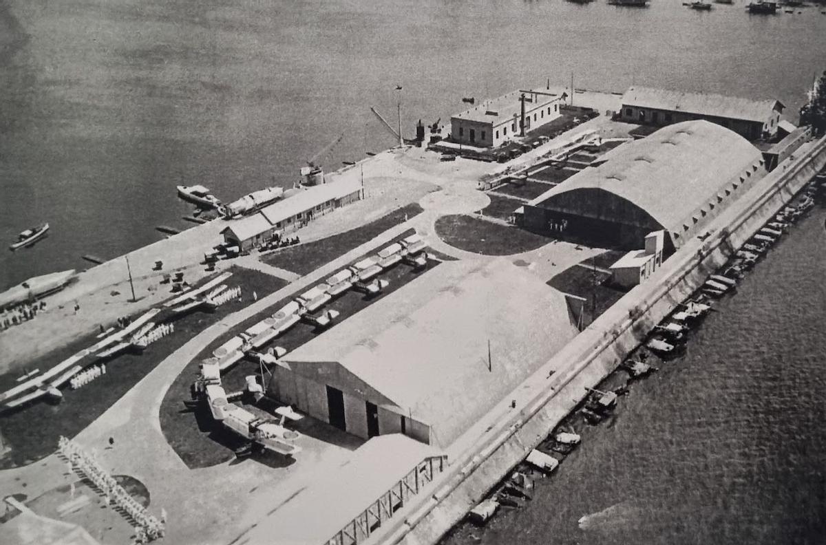El muelle del Contradique del Puerto de Barcelona, con tres hidroaviones junto a los hangares.