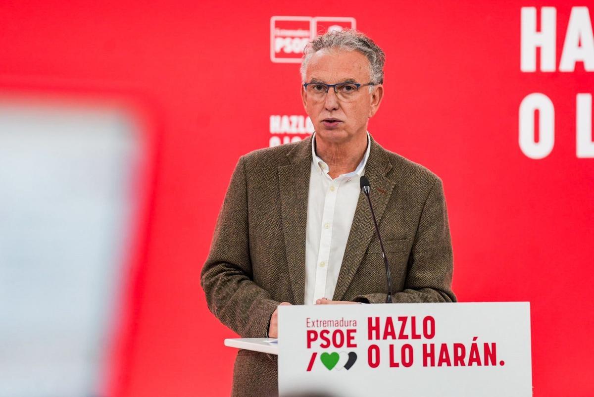 El presidente de la Comisión Gestora del PSOE de Extremadura, José Luis Quintana