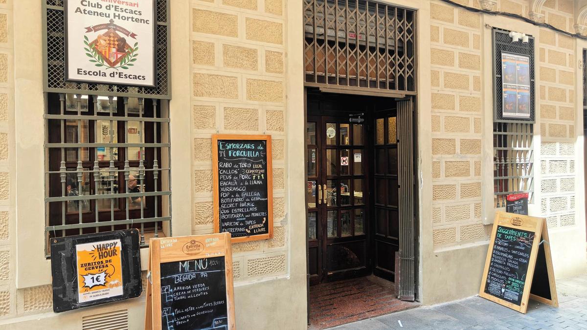 La entrada del bar-restaurante del Ateneu Hortenc.