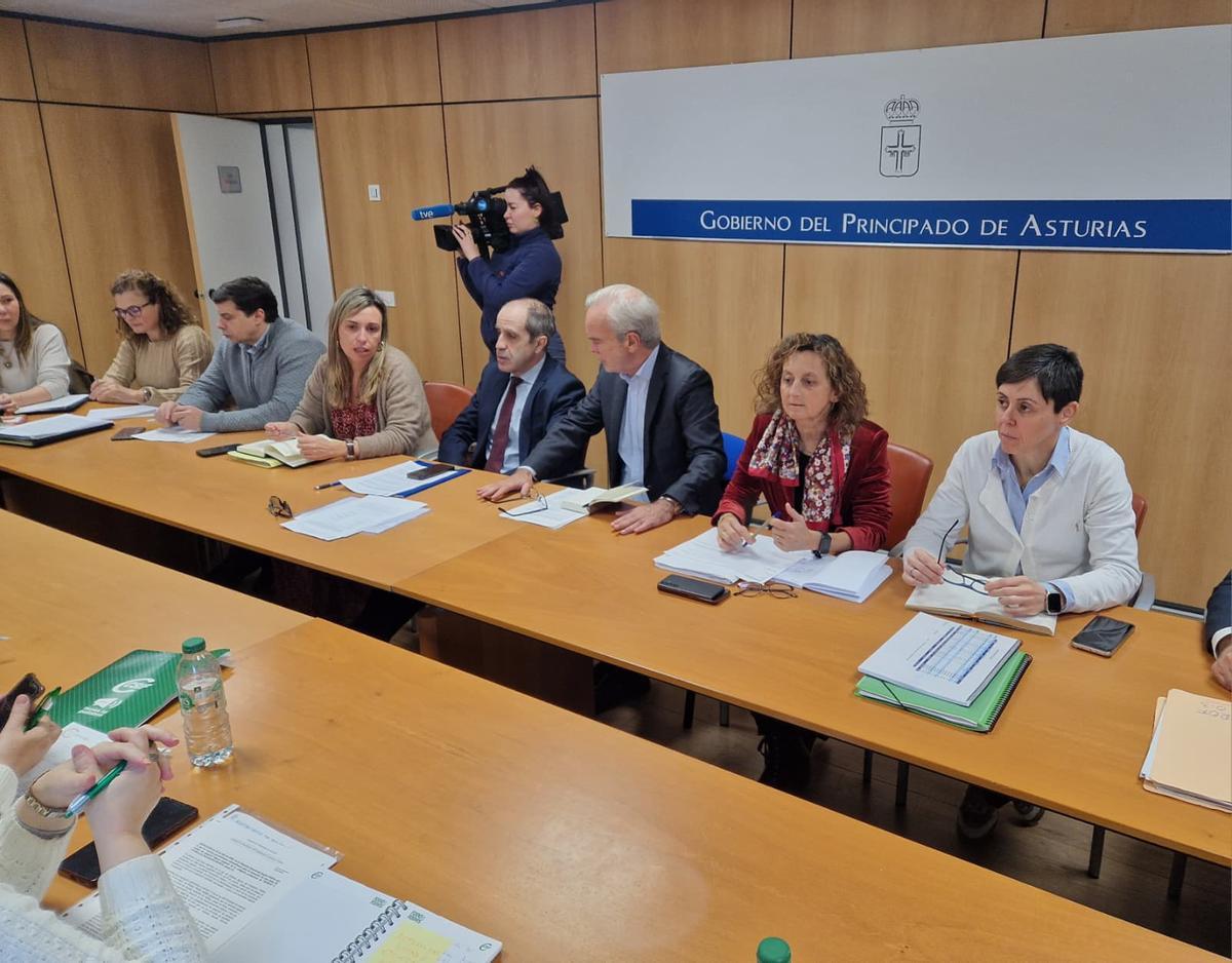 La Consejera Eva Ledo, de rojo, durante la reunión con los sindicatos