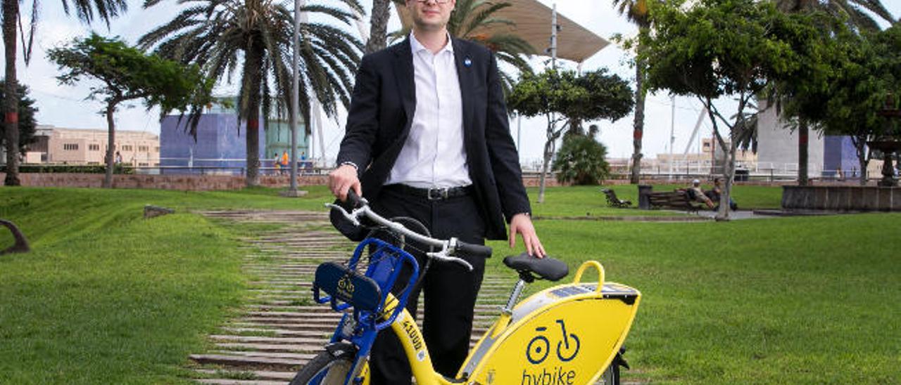 Kristian Brink, ayer, junto a una de las nuevas bicicletas de la ciudad en la trasera del parque Santa Catalina.