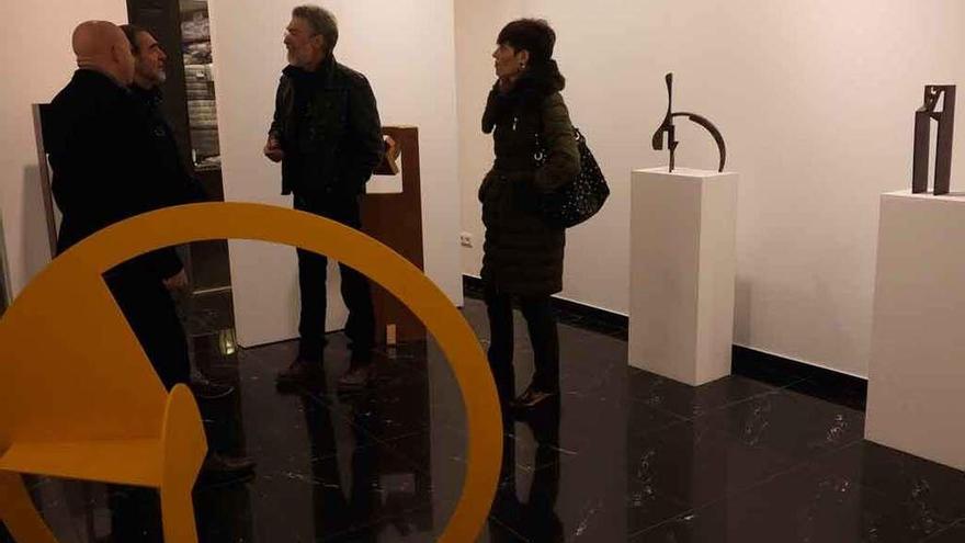 Miguel Isla desembarca en la ciudad con una muestra de escultura y dibujos