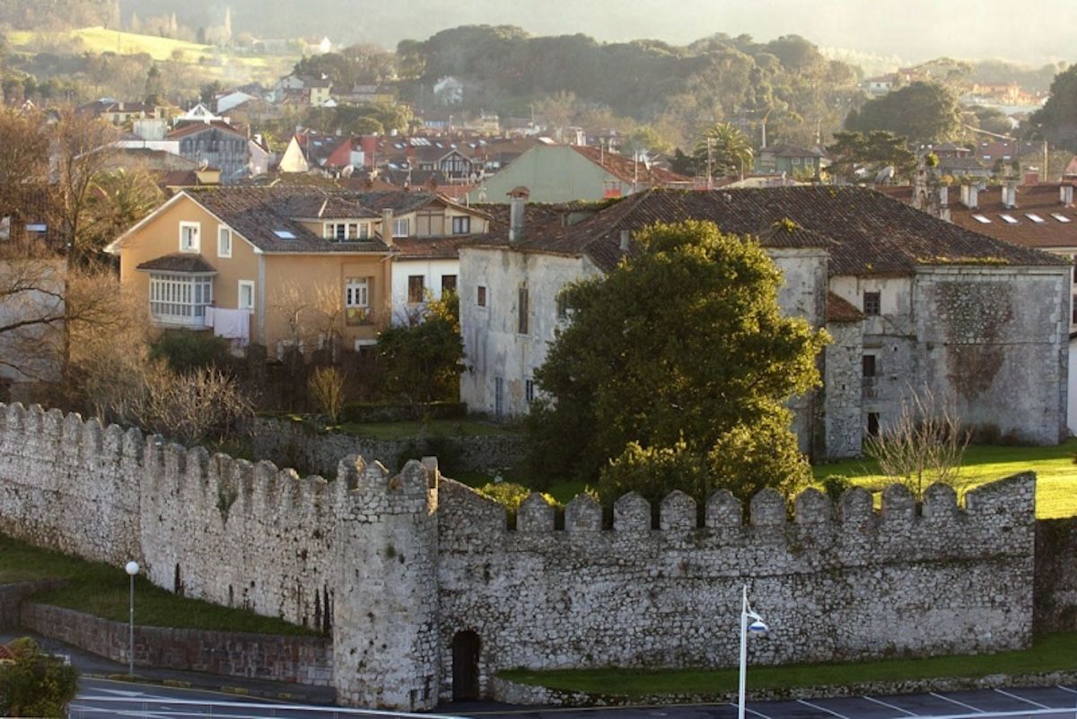 La muralla medieval de la villa de Llanes.