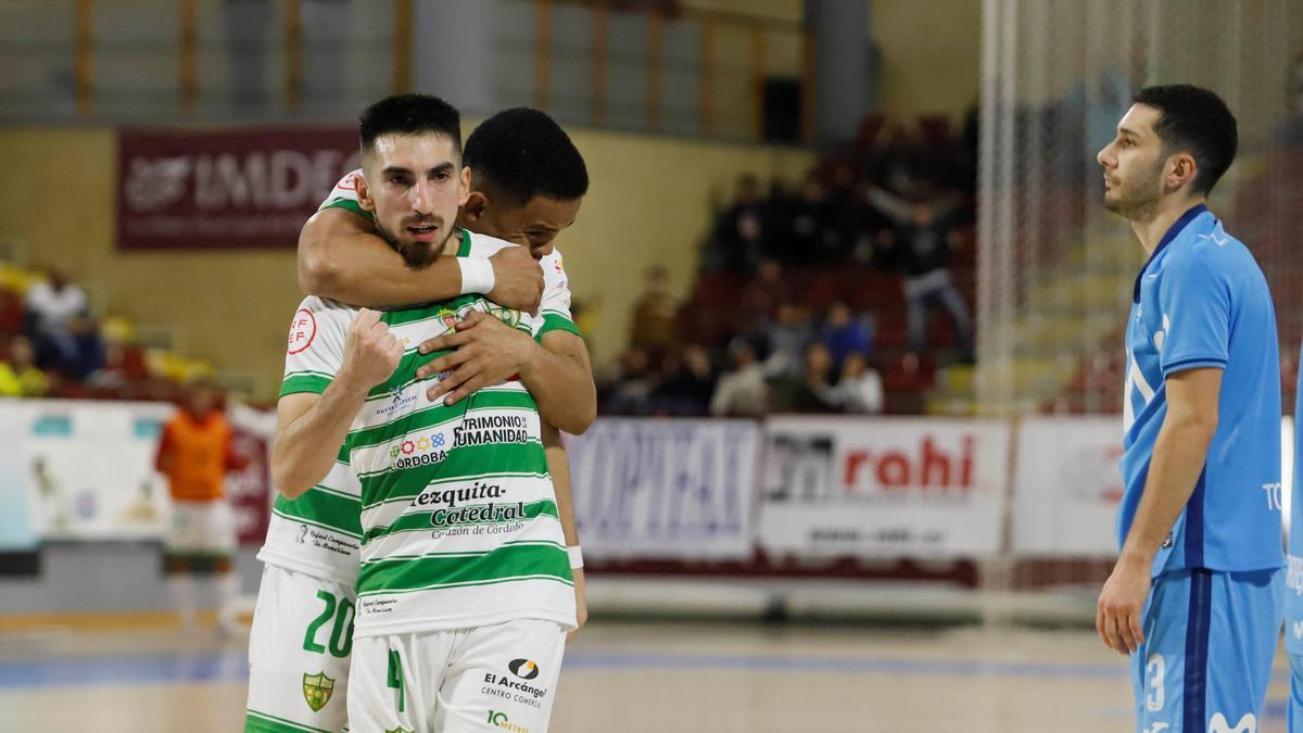 Lucas Bolo celebra un gol del Córdoba Futsal ante el Movistar Inter en Vista Alegre.