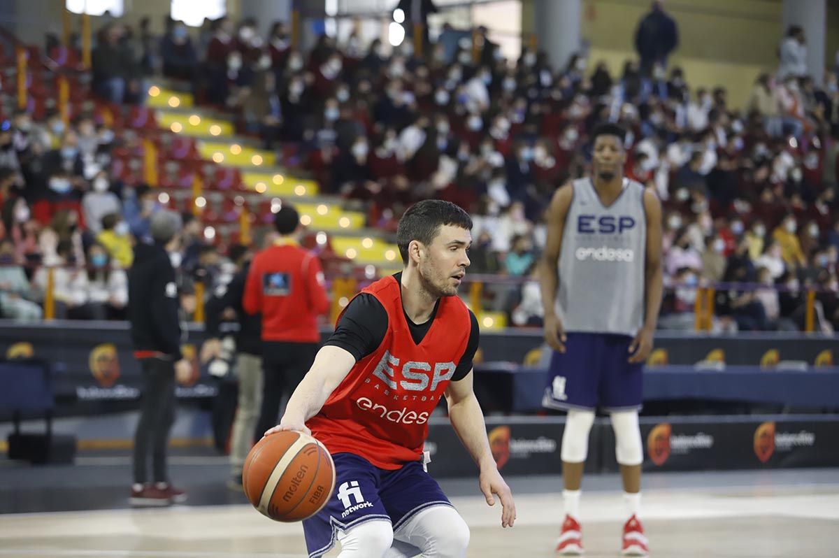 Las imágenes de la selección española de baloncesto con los jóvenes cordobeses en Vista Alegre