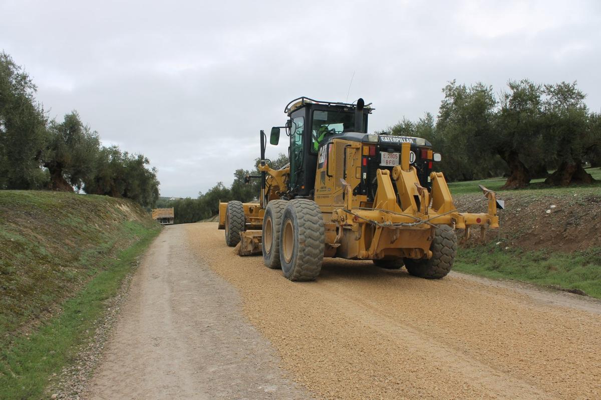 Trabajos en un camino rural de Lucena.