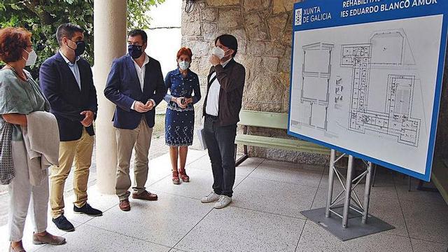 El conselleiro y el delegado de la Xunta recorrieron el instituto.   | // FDV