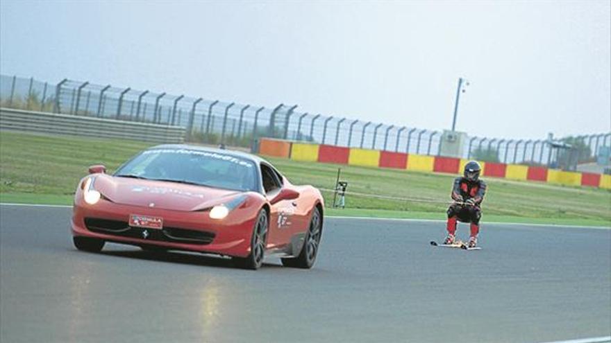 Motorland, escenario del récord de esquí sobre asfalto