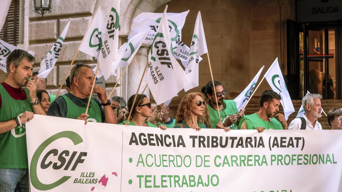 Paro de 24 horas de los funcionarios de Hacienda de Mallorca, en imágenes