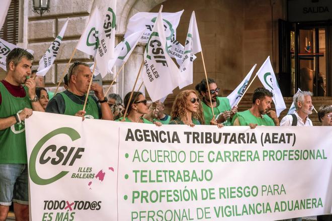 Paro de 24 horas de los funcionarios de Hacienda de Mallorca, en imágenes