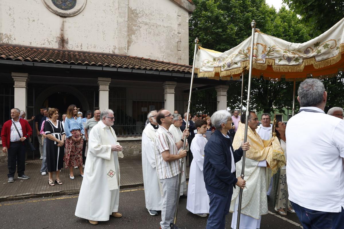 La misa y procesión del barrio de Jove, en imágenes La misa y procesión del barrio de Jove, en imágenes